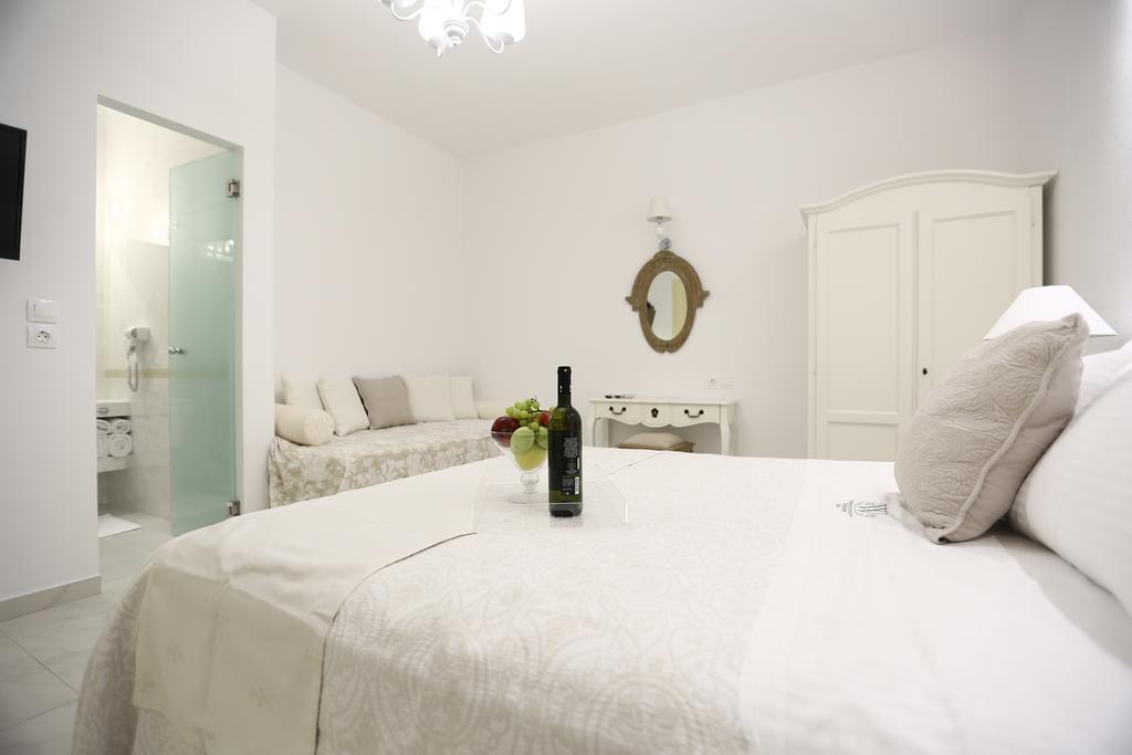 آداماس The White Suites الغرفة الصورة