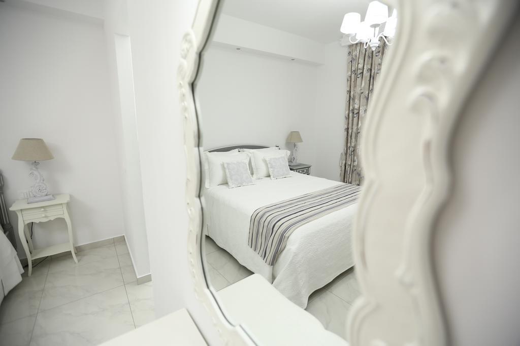 آداماس The White Suites الغرفة الصورة