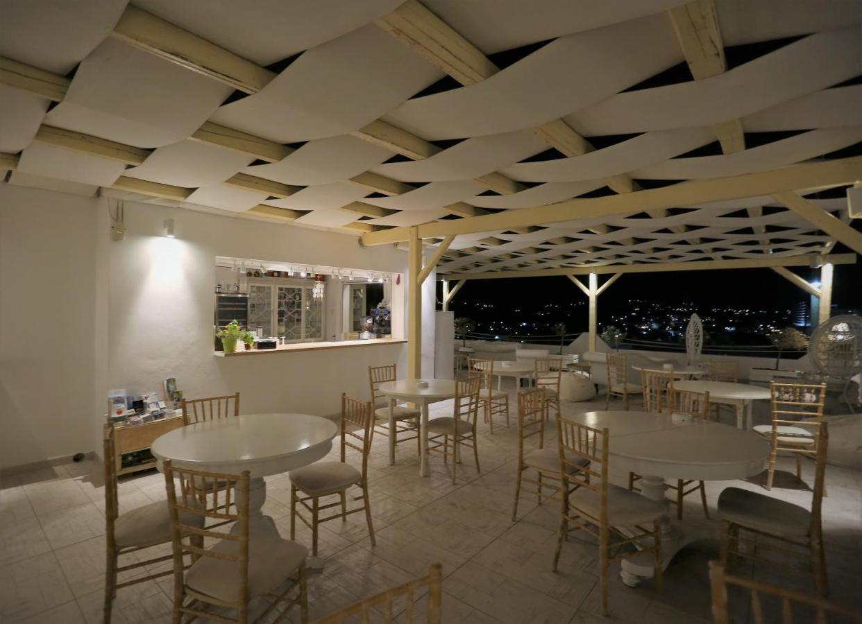 آداماس The White Suites المظهر الخارجي الصورة