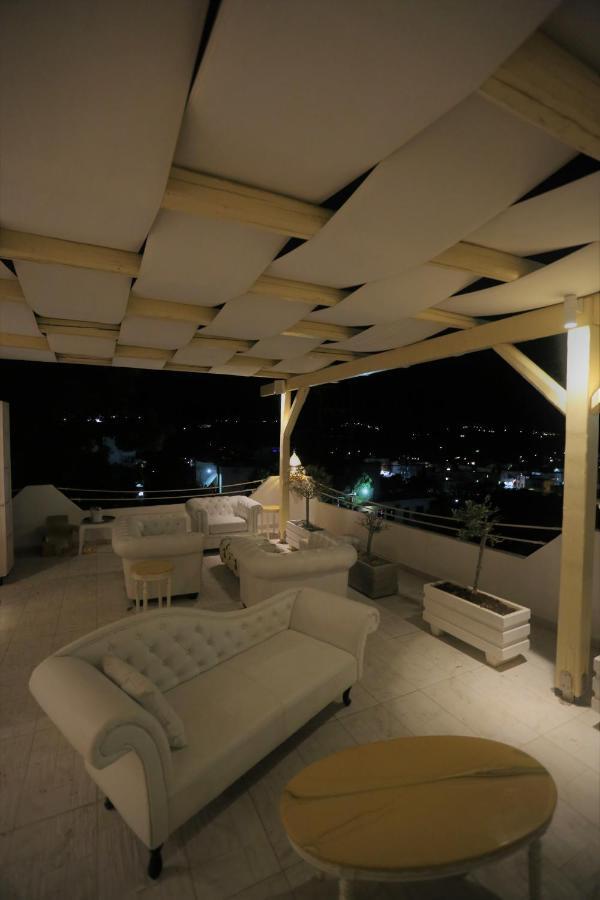 آداماس The White Suites المظهر الخارجي الصورة